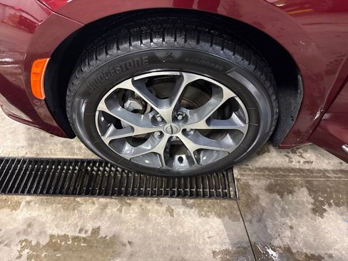 Used 2021 Chrysler Pacifica Limited w/ Uconnect Theater Family Group image 30