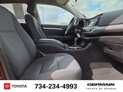 Used 2019 Toyota Highlander LE FWD image 16