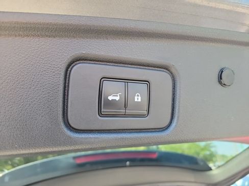 Used 2023 Nissan Pathfinder SL AWD/4WD image 10