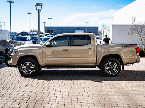 Used 2017 Toyota Tacoma TRD Sport image 5
