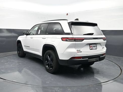 Used 2023 Jeep Grand Cherokee Limited w/ Black Appearance Package AWD/4WD image 7