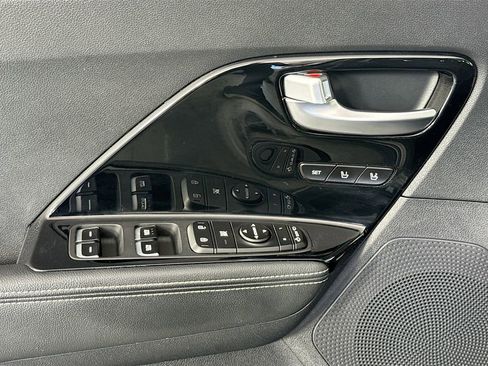Used 2018 Kia Niro EX w/ EX Premium Package image 19