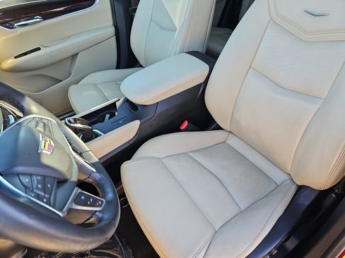 Used 2018 Cadillac XT5 Luxury w/ Driver Awareness Package image 15