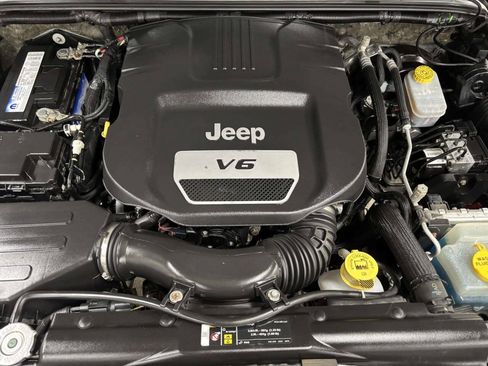 Used 2017 Jeep Wrangler Unlimited Rubicon w/ Connectivity Group AWD/4WD image 12