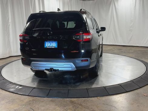 Used 2025 Honda Pilot TrailSport image 9