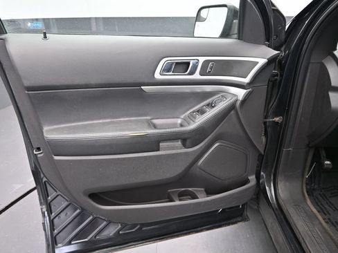 Used 2015 Ford Explorer XLT w/ Equipment Group 201B FWD image 17
