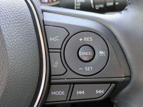 Used 2022 Toyota RAV4 XLE Premium image 27