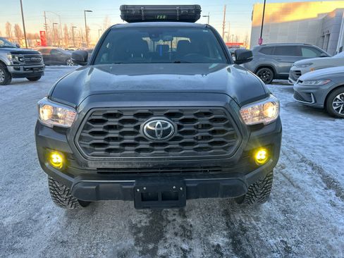 Used 2022 Toyota Tacoma TRD Off-Road image 2