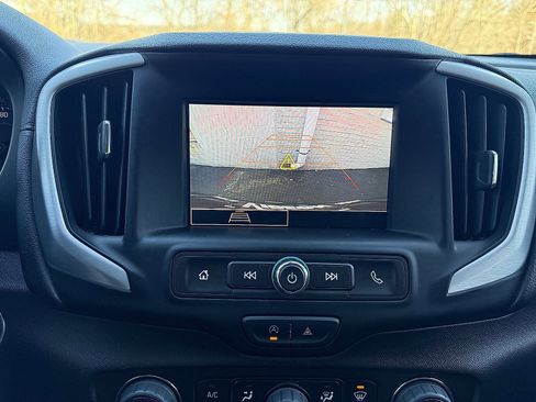 Used 2024 GMC Terrain SLE w/ Driver Convenience Package image 22