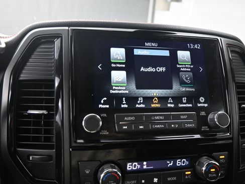 Used 2021 Nissan Titan PRO-4X w/ Pro-4x Convenience Package image 12