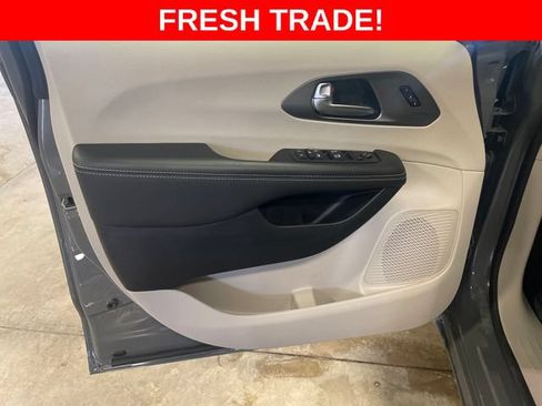Used 2023 Chrysler Pacifica Touring-L AWD/4WD image 5