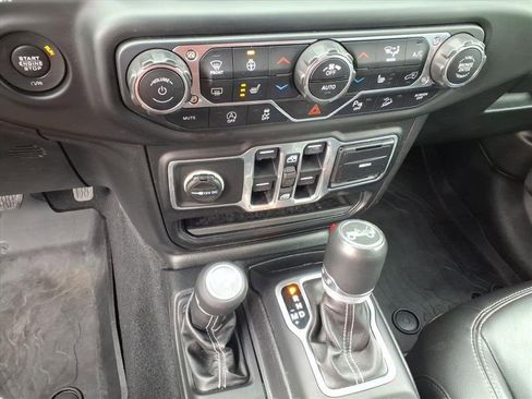 Used 2018 Jeep Wrangler Unlimited Sahara image 23