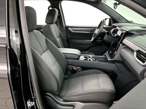 Used 2025 GMC Acadia Elevation image 30