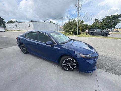 Used 2025 Toyota Camry XLE FWD image 15