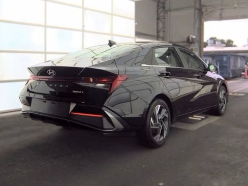 Used 2025 Hyundai Elantra Limited FWD image 4