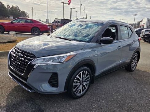 Used 2021 Nissan Kicks SV image 3