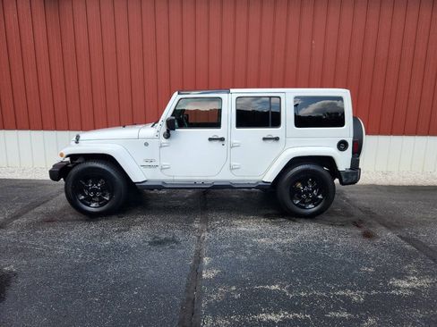 Used 2017 Jeep Wrangler Unlimited Sahara w/ Connectivity Group AWD/4WD image 2