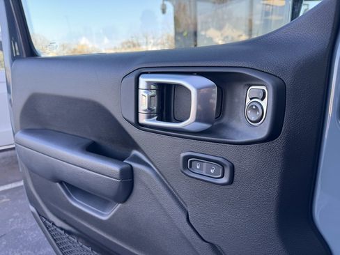 Used 2024 Jeep Gladiator Sport image 3