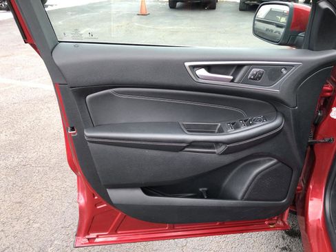 Used 2024 Ford Edge Titanium image 3