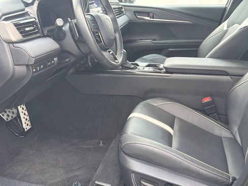 Used 2025 Toyota Camry SE w/ Convenience Package FWD image 9