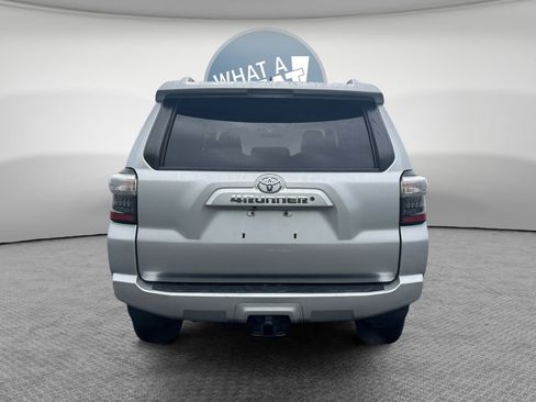 Used 2018 Toyota 4Runner SR5 AWD/4WD image 5