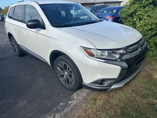 Used 2018 Mitsubishi Outlander ES image 1