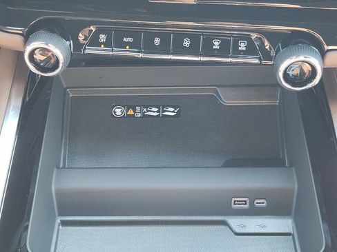 Used 2025 Chevrolet Suburban High Country image 21