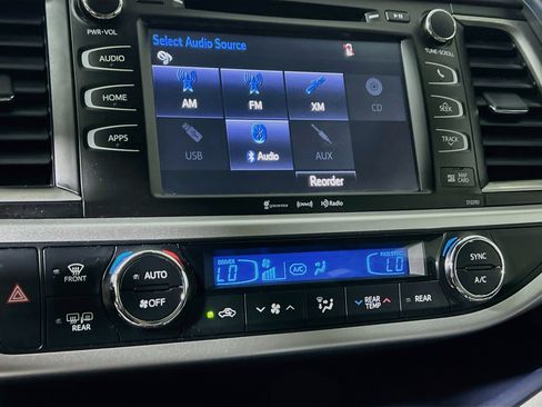 Used 2019 Toyota Highlander XLE FWD image 26