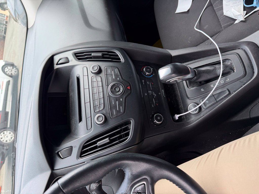 Used 2016 Ford Focus SE w/ SE Cold Weather Package FWD image 3