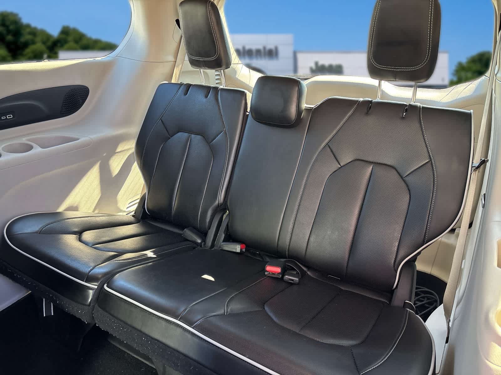 Used 2023 Chrysler Pacifica Limited w/ Uconnect Theater Family Group FWD image 17