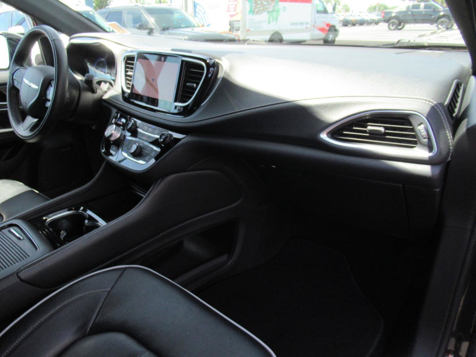 Used 2022 Chrysler Pacifica Limited w/ S Appearance Package FWD image 11