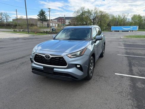 Used 2022 Toyota Highlander XLE AWD/4WD image 4