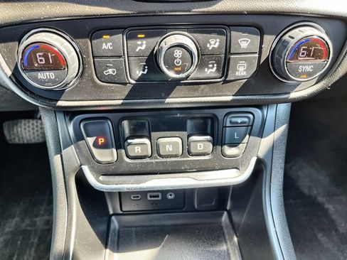 Used 2020 GMC Terrain SLE w/ Driver Convenience Package AWD/4WD image 17