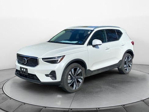 Used 2024 Volvo XC40 B5 Ultimate w/ Protection Package Premier image 3