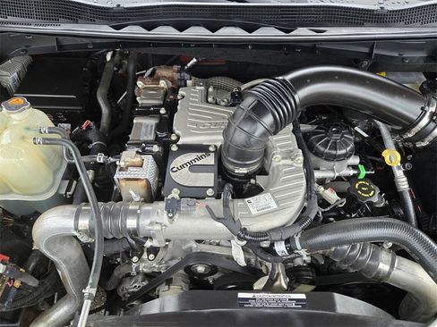 Used 2019 Nissan Titan SV w/ SV Convenience Package image 33