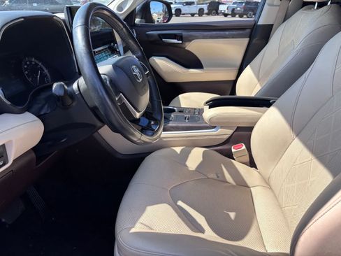 Used 2020 Toyota Highlander Platinum FWD image 12