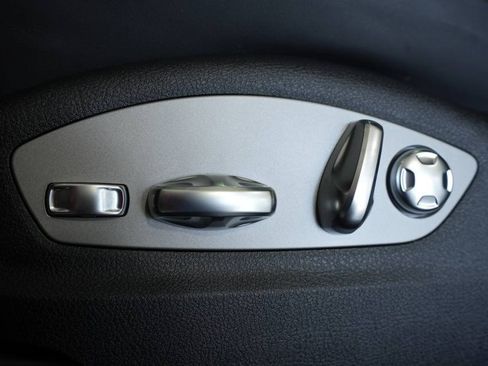 New 2025 Porsche Macan Turbo image 33