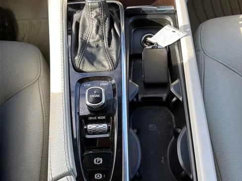 Used 2016 Volvo XC90 T6 Momentum w/ Momentum Plus Package AWD/4WD image 19