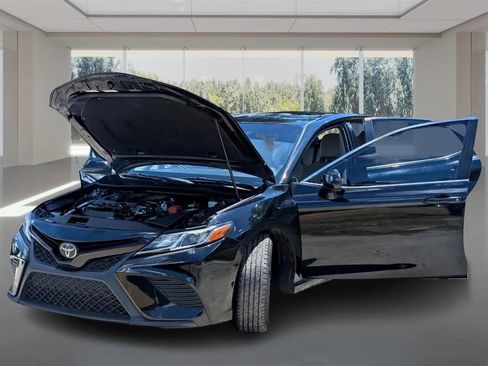 Used 2018 Toyota Camry SE image 11
