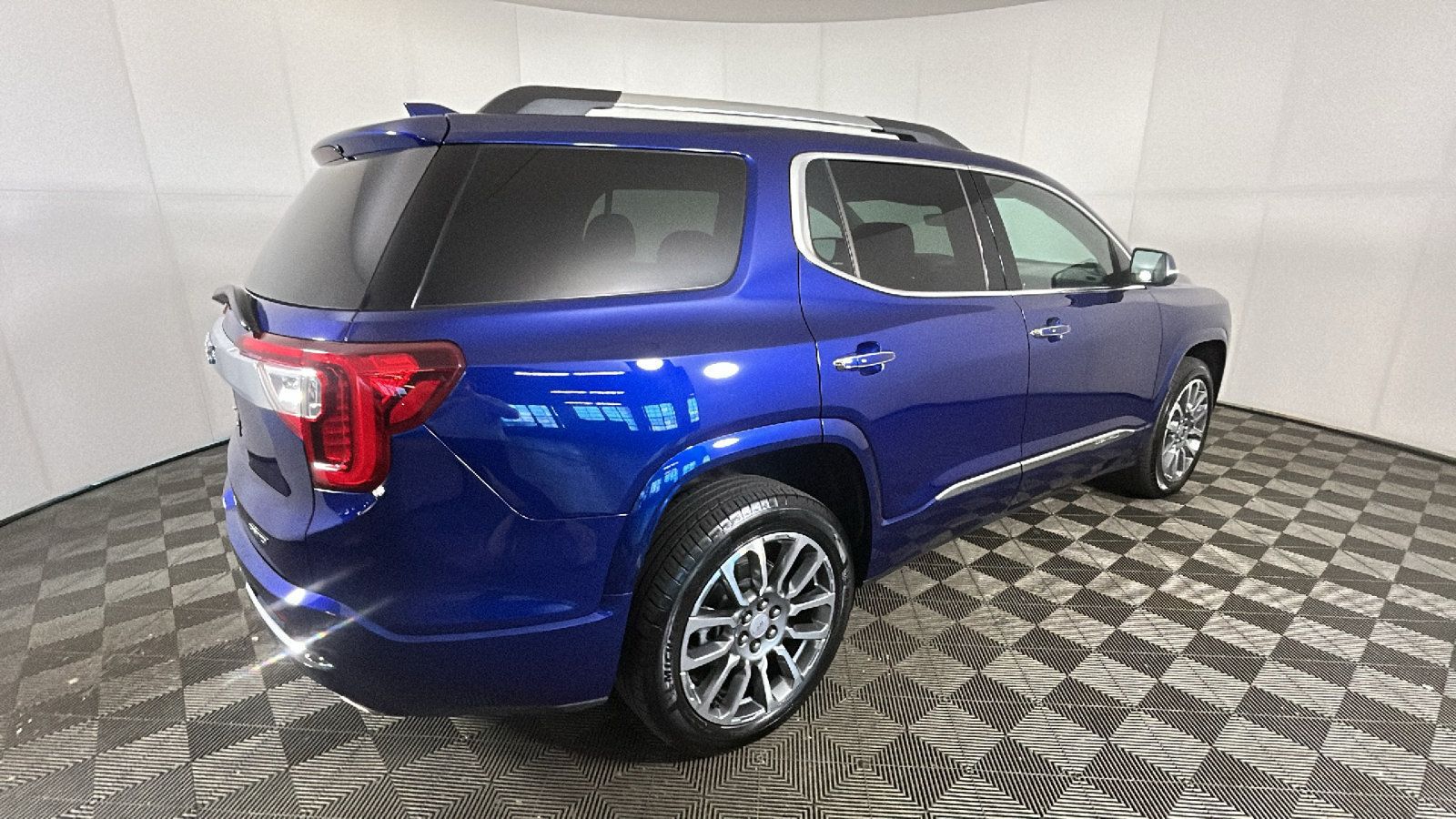 Used 2023 GMC Acadia Denali w/ Denali Technology Package AWD/4WD image 3