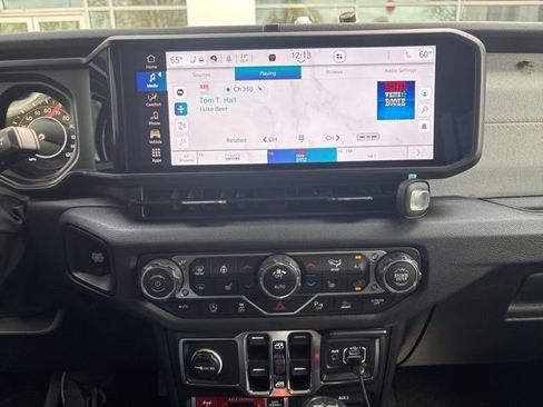 Used 2025 Jeep Wrangler Willys AWD/4WD image 11