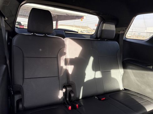 Used 2023 Chevrolet Traverse High Country image 37