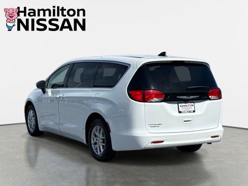 Used 2023 Chrysler Voyager LX image 4