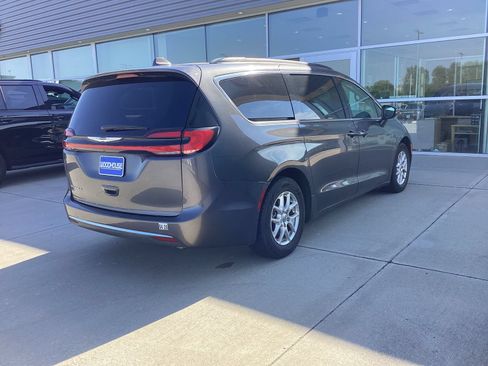 Used 2022 Chrysler Pacifica Touring-L FWD image 3