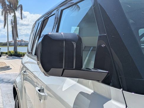 New 2026 Land Rover Defender 110 X-Dynamic SE AWD/4WD image 13