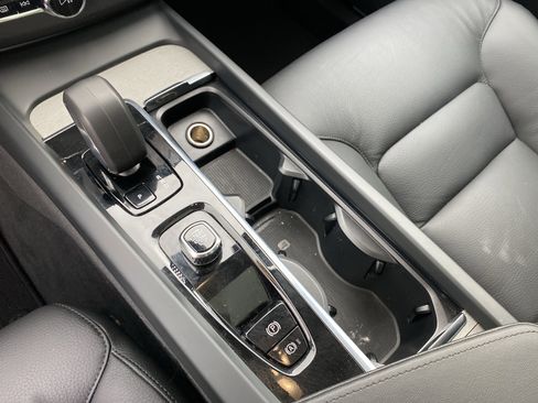 Used 2025 Volvo XC60 B5 Plus image 31