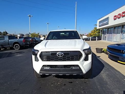 Used 2024 Toyota Tacoma TRD Sport image 2