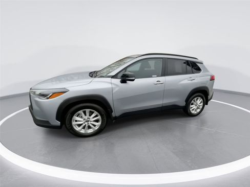 Used 2025 Toyota Corolla Cross LE image 5