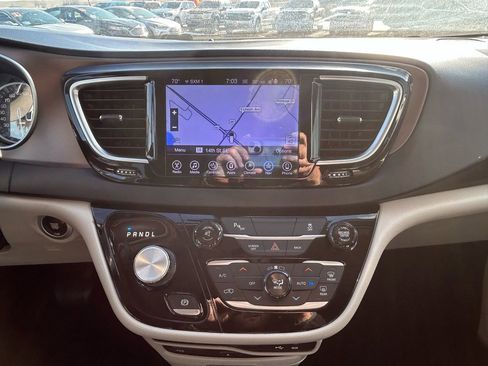 Used 2017 Chrysler Pacifica Touring-L Plus w/ Uconnect Theatre Group image 17