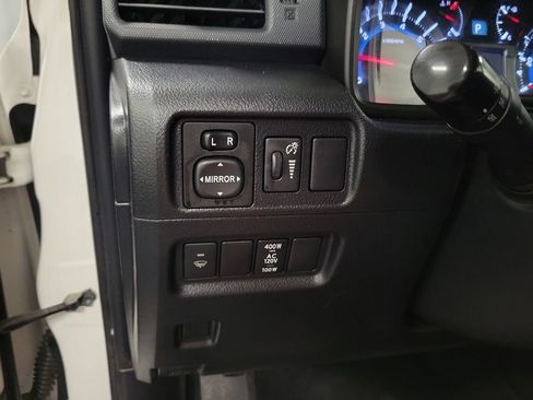 Used 2018 Toyota 4Runner SR5 AWD/4WD image 23